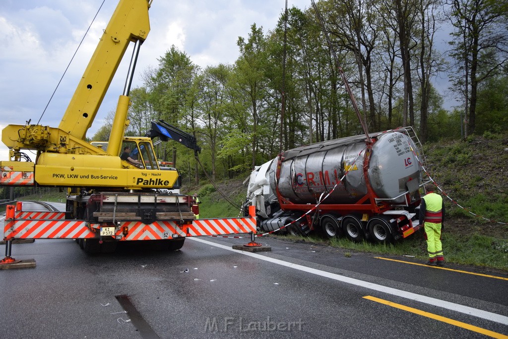 VU Gefahrgut LKW umgestuerzt A 4 Rich Koeln Hoehe AS Gummersbach P446.JPG - Miklos Laubert